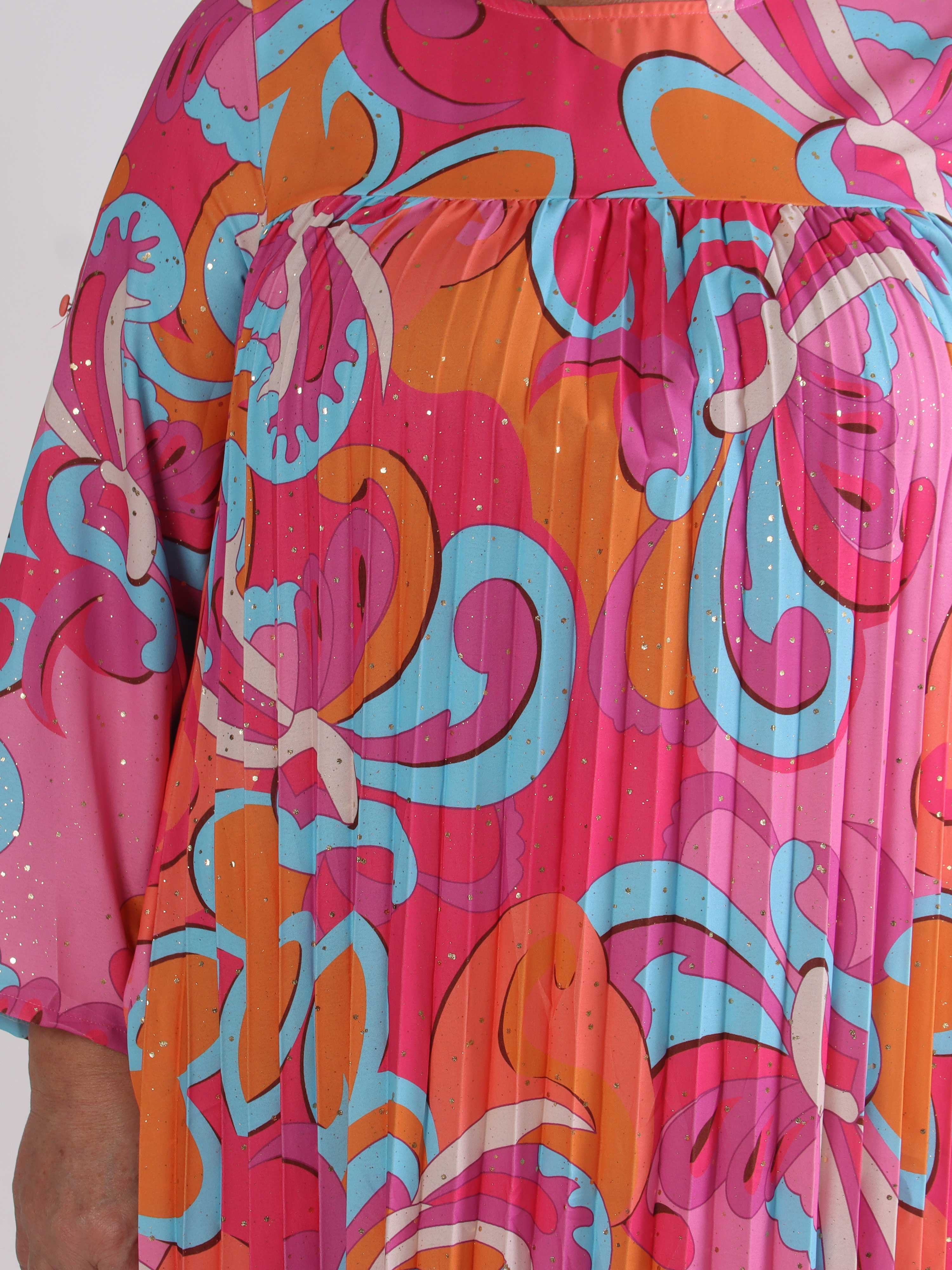 Nannie Retro - Lang plisseret plus size kjole i flerfarvet mønster